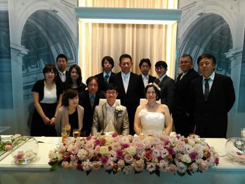 中途入社1年目の新郎の結婚式に、社員みんなが出席してくれました！新婦以外は全員(株)庄の屋の社員です。新郎新婦の間の後ろに立っているのが、代表取締役・庄野 章夫です。
